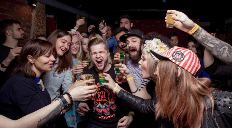 What is a Pub Crawl/Bar Crawl? Find out in here!